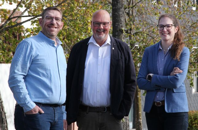 Dirk Kleis (Mitte) wurde nach 25 Jahren bei der Kreishandwerkerschaft MEHR verabschiedet. Die Geschäftsführung liegt jetzt bei Christian Weirich (links) und Susanne Ritter (rechts).