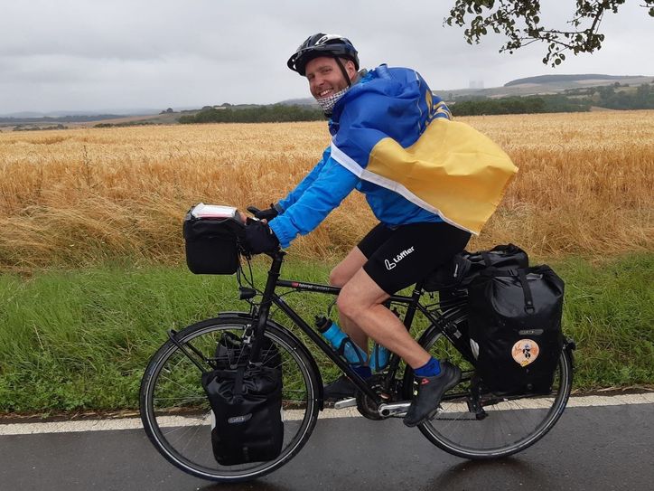 Michael Merten kurz nach dem Start. Am Fahrrad hat er alles dabei, was er für seine Reise benötigt. Insgesamt muss der 39-jährige 40 Kilo, inklusive Rad und Wasservorräte, in Bewegung setzen.