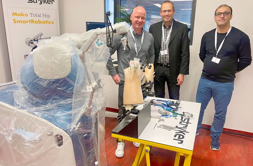 Dr. med. Christian Jakobs (Oberarzt der Orthopädie, Unfall- und Handchirurgie, Facharzt für Orthopädie und Unfallchirurgie) sowie Dr. Axel Weber (Leitung des EndoProthetikZentrums Wittlich, Oberarzt der Abteilung Orthopädie, Unfall- und Handchirurgie, Facharzt für Orthopädie und Unfallchirurgie) und Dana Majid (Oberarzt, Facharzt für Orthopädie und Unfallchirurgie) bei der Fortbildung mit dem Mako-Roboter in Berlin.