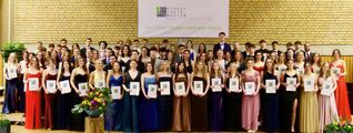 81 Abiturientinnen und Abiturienten präsentieren stolz ihre Zeugnisse.
