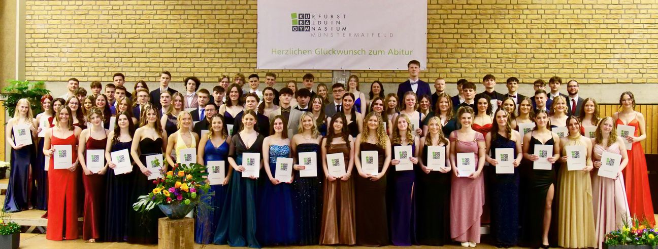 81 Abiturientinnen und Abiturienten präsentieren stolz ihre Zeugnisse.