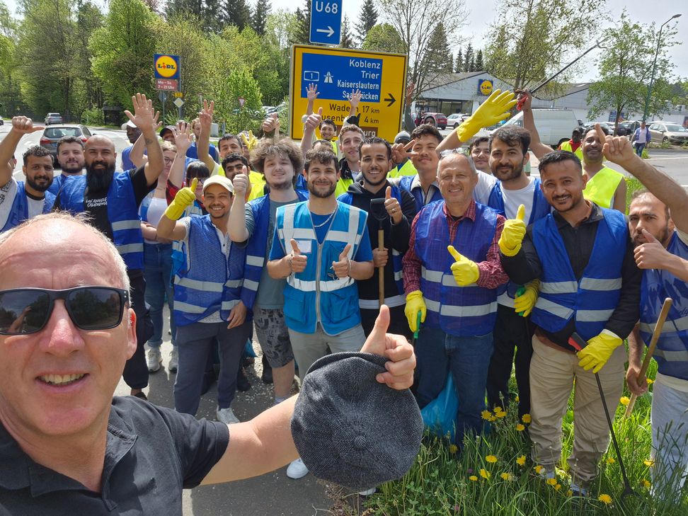 Stadtbürgermeister Christoph König und viele fleißigen Helfer aus der Afa beim »Dreck-weg-Tag« im letzen Jahr.