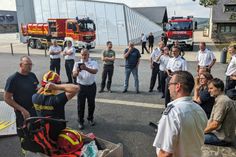 Beim Austausch zur Vegetationsbrandprävention und –bekämpfung im Nationalpark Eifel stellten die Feuerwehren unter anderem Schutzkleidung und Spezialausrüstung vor.