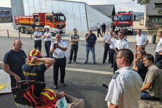 Beim Austausch zur Vegetationsbrandprävention und –bekämpfung im Nationalpark Eifel stellten die Feuerwehren unter anderem Schutzkleidung und Spezialausrüstung vor.