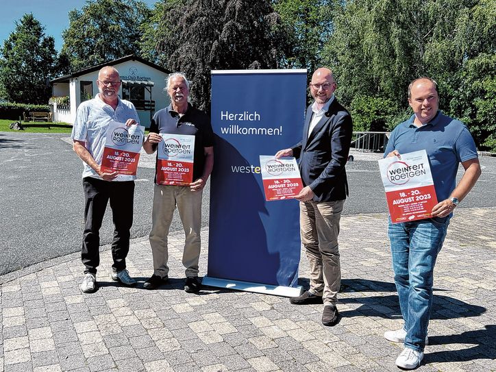 Auf dem Wervicq-Platz findet die dritte Auflage des Roetgener Weinfestes statt. Die Initiatoren Ronald Borning und Norbert Sieberrtz sowie die Unterstützer, Bürgermeister Jorma Klauss und Uwe Brda (Roetgen Touristik) präsentierten das dreitägige Programm.