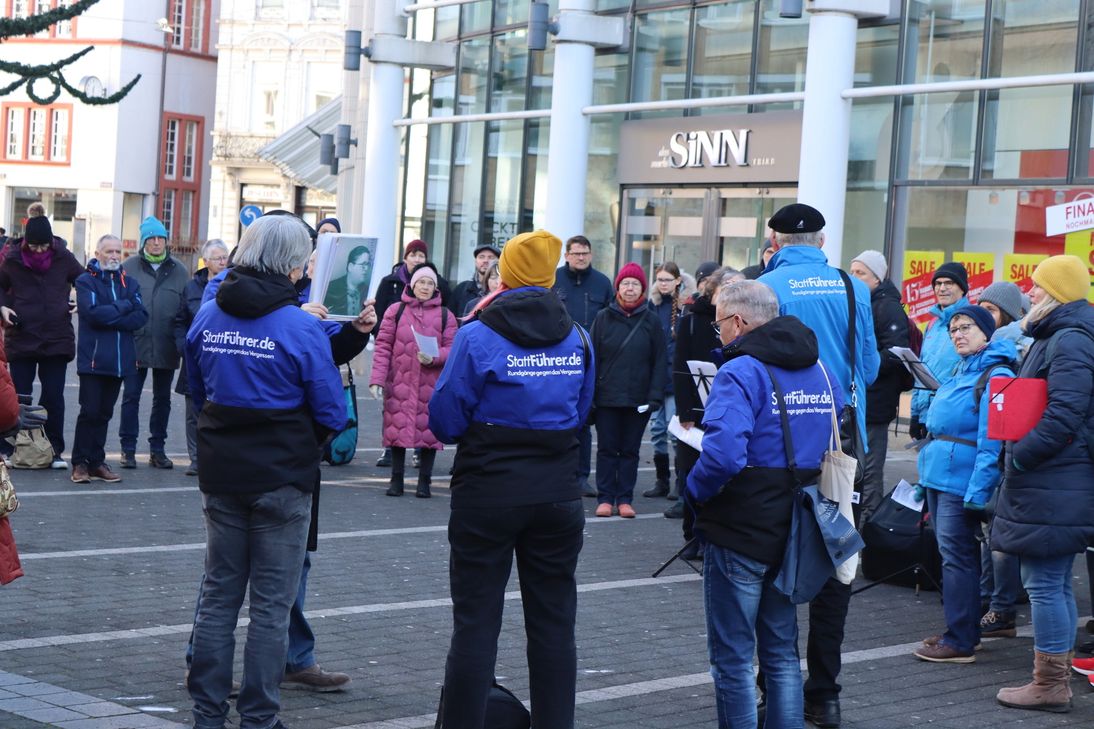 Das Team der StattFührer des Arbeitskreises Trier im Nationalsozialismus während ihres Rundgangs am 28. Januar zu "Trierer Frauen im Widerstand".