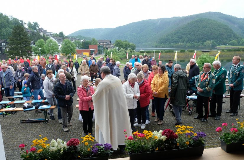 Glauben auch jenseits der Kirche leben und erfahrbar machen ist das Ziel von Pfarrer Michael Stoffels (Bildmitte beim Fronleichnam-Gottesdienst am Rursee), wenn sich die katholische Kirche zu pastoralen Räumen verändert.