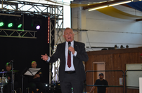 Bürgermeister der Verbandsgemeinde Prüm, Aloysius Söhngen, betont den Wert der Messe für den gesellschaftlichen Zusammenhalt in der Region und hebt den Volksfestcharakter hervor.