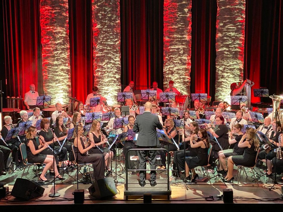 Beim diesjährigen Sommerkonzert im Stadttheater zeigte der Musikverein Tiefenstein die ganze Bandbreite seines Könnens.