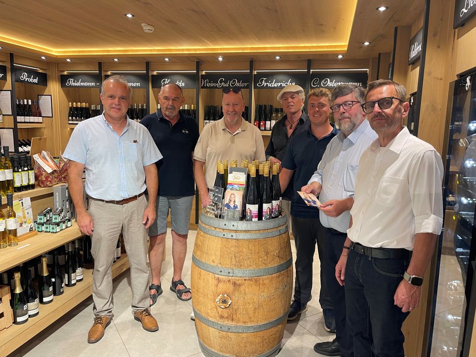 Park-Manager Thomas Barden (rechts) konnte anlässlich des Jubiläumsfestes zahlreiche Ehrengäste begrüßen. Mit dabei waren der Bürgermeister der Verbandsgemeinde Cochem, Wolfgang Lambertz, Golfclub-Geschäftsführer Jannik Oster, Wanderwart Norbert Krötz, de
