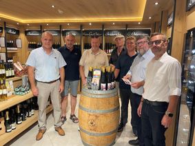 Park-Manager Thomas Barden (rechts) konnte anlässlich des Jubiläumsfestes zahlreiche Ehrengäste begrüßen. Mit dabei waren der Bürgermeister der Verbandsgemeinde Cochem, Wolfgang Lambertz, Golfclub-Geschäftsführer Jannik Oster, Wanderwart Norbert Krötz, de