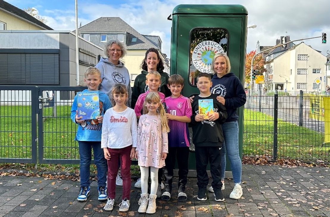 Hinten links: Anke Simon (Meereshaus), Laura Kasel (1. Vorsitzende des Fördervereins), Sandra Griebeler (kommissarische Schulleitung) und Vertreter des Schülerparlaments der Grundschule.