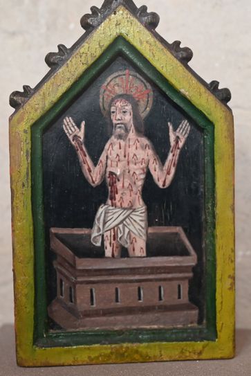 Heute ist das „Pax-Täfelchen“ hinter Glas nahe dem Altar der Hosteler Pfarrkirche St. Hubertus und zu den Heiligen Drei Mauren ausgestellt.