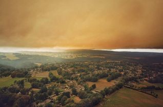 Eindrucksvoll und beklemmend zugleich: Die Rauchwolke, die vom Brand im Hohen Venn über das Monschauer Land zieht.
