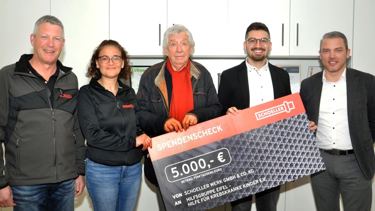 Bei der Übergabe der 5000-Euro-Spende in der Firmenzentrale des Schoeller Werks. Von links: Johannes Schmahl und Medine Dederichs vom Betriebsrat, Hilfsgruppen-Vorsitzender Willi Greuel, Marketing-Manager Timo Klein und der Geschäftsleiter Finanzen, Michael Nepute.