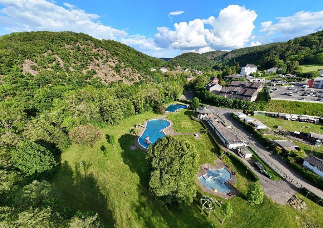 Das Freibad in Heimbach ist wieder geöffnet und erwartet die Besucher.