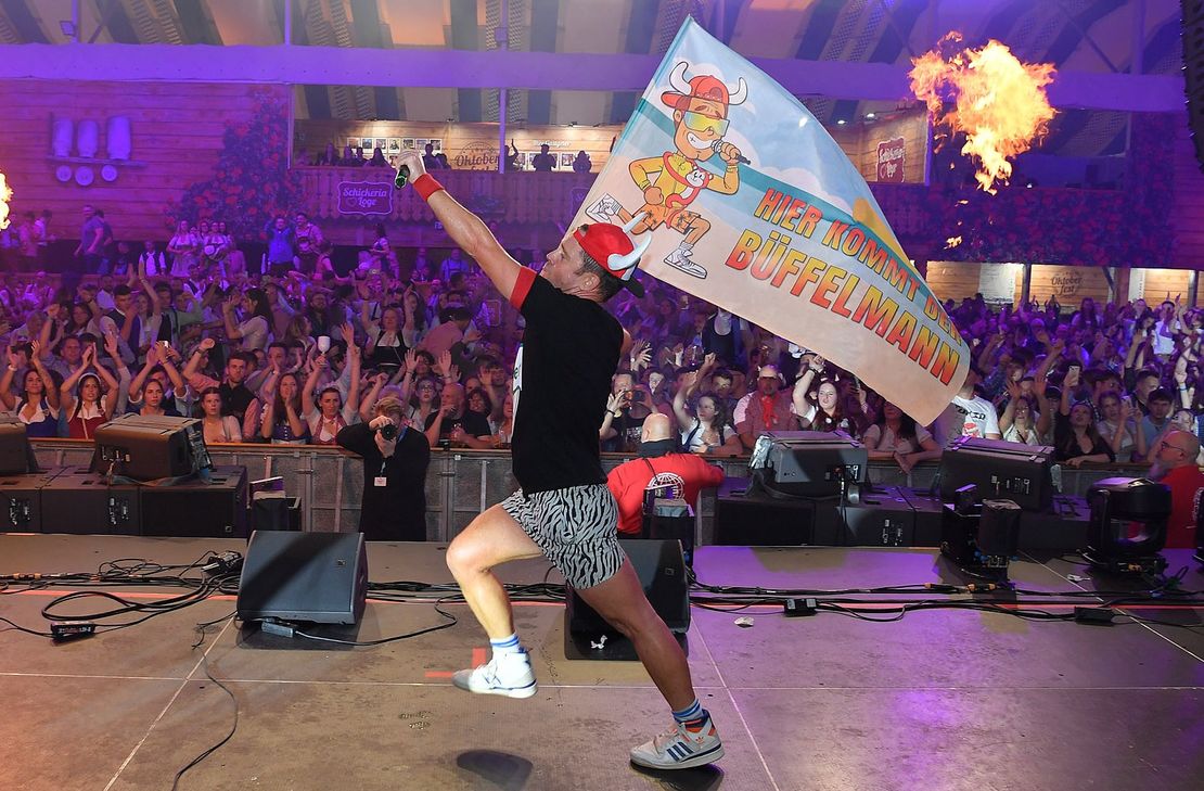 ...und Lorenz Büffel stehen auf der Oktoberfest-Bühne.