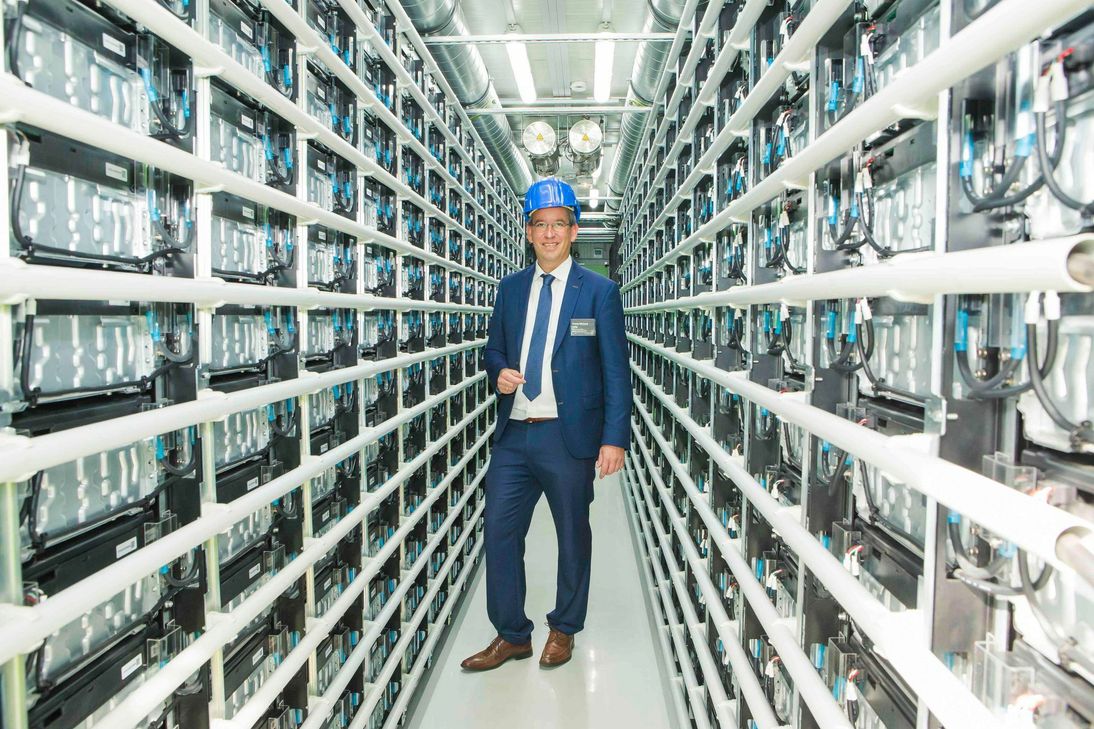 Sichtbarstes Zeichen der „Energiewabe Rhein-Hunsrück-Kreis“ war die Großbatterie in Gödenroth. Diese wird, genau wir die meisten Komponenten, nach dem erfolgreichen Projektende vor Ort weiter genutzt. Darüber freut sich auch Kreisklimaschutzmanager Frank-Michael Uhle. (Fotos: Westnetz)