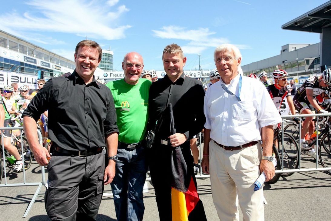 Er wird fehlen: Rudi Altig (2.v.li.), hier zwischen Rennleiter Alexander Donike (links) und Organisationschef Hanns-Martin Fraas, ist im Juni leider verstorben.