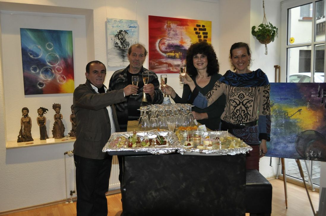 Inhaberin Bibi Bender (rechts) mit den ausstellenden Künstlern (von links) Montonio Beqiri, Ulrich Bender und Klaudia Alt (auf dem Foto fehlt Anja Adami) bei der ersten Vernissage. Fotos/Video: Andrea Fischer