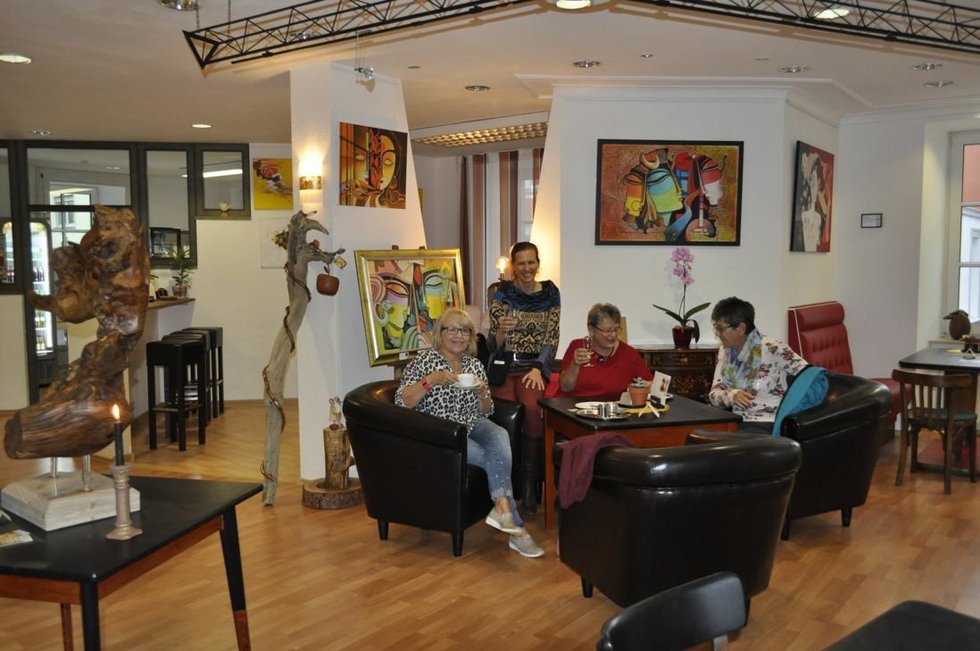 Impressionen vom Café: Liebevoll in Szene gesetzte Kunstwerke aus Holz bereichern das Café.