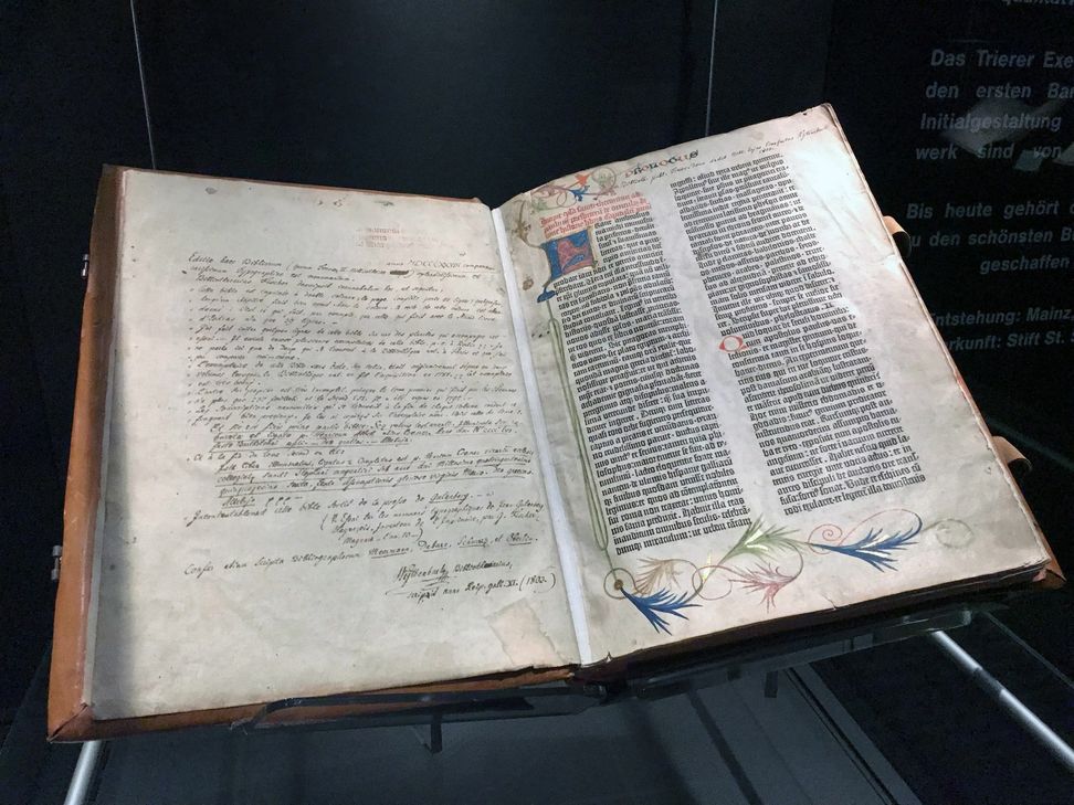 Die Bibel von Johannes Gutenberg, dem Erfinder des Buchdrucks, ist eines der Ausstellungsstücke, die in der Schatzkammer der Trierer Stadtbibliothek ausgestellt sind. Weltweit gibt es nur noch wenige Exemplare. Daneben sind dort viele weltweit einzigartige Handschriften zu sehen, unter anderem der Codex Egberti, der Unesco-Welterbe ist und das Ada-Evangeliar aus der Hofschule Karls des Großen. Fotos: Presseamt Trier