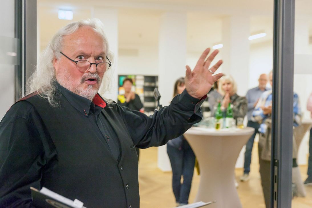 Mundart-Sänger Helmut Leiendecker hat den Audioguide in der Schatzkammer auf Trierisch eingesprochen. Besucher bekommen die Exponate nun also auch im Trierer Dialekt erläutert.