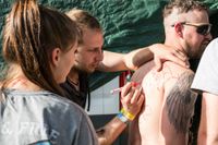 "Klar darfst du mitspielen beim Tic Tac Toe. Dreh dich mal um...!"