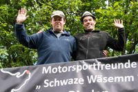 Die "Schwaze Wäsemm" grüßen den Nürburgring.
