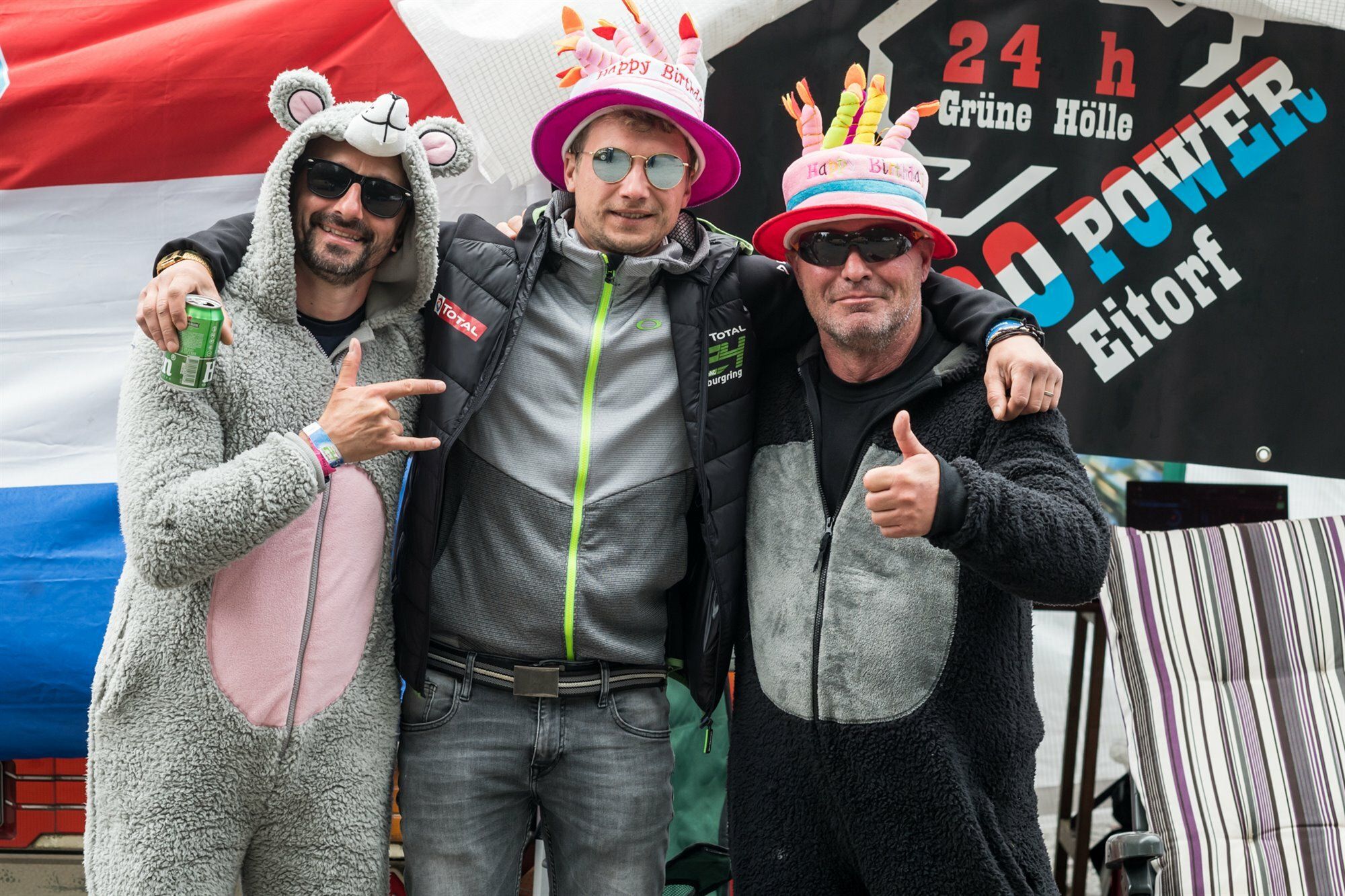 Ein Fan und seine beiden Haustiere.
