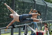 Man könnte fast sagen, dieser Fan steht Kopf...