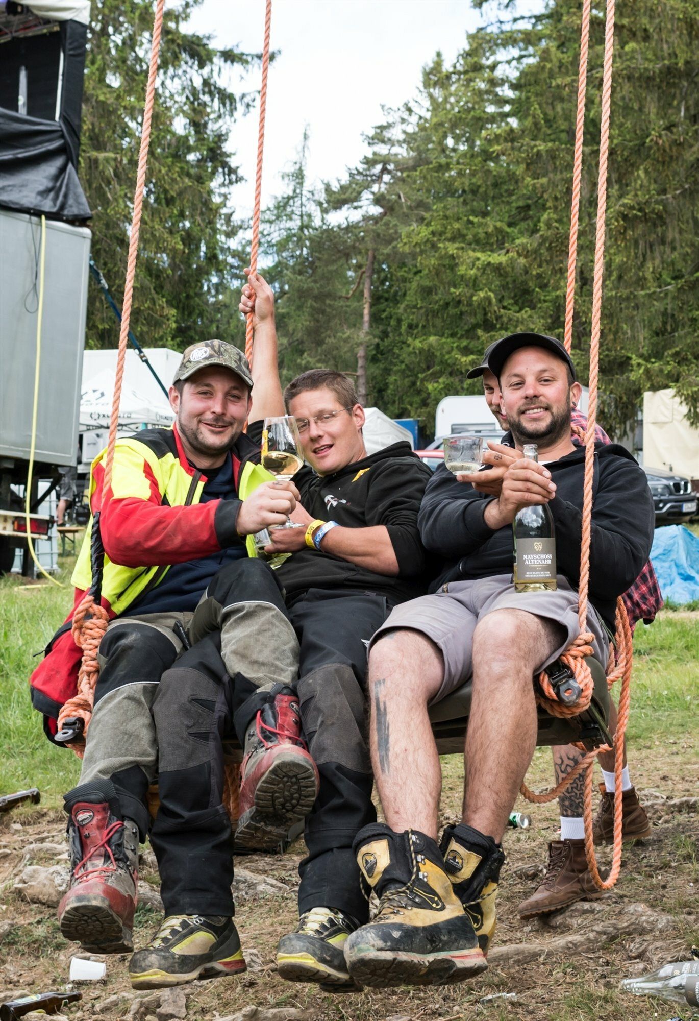 Wir sitzen auf einer Schaukel und trinken aus einer Flasche.