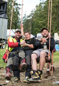 Wir sitzen auf einer Schaukel und trinken aus einer Flasche.