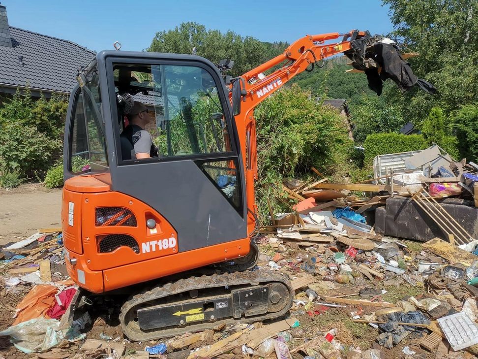 Mitarbeiter des Medienhauses Weiss packen mit an und helfen ihren notleidenden Kollegen. Die Unternehmerfamilie unterstützt finanziell.