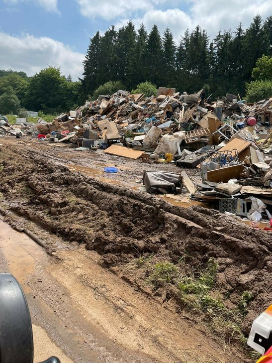Mitarbeiter des Medienhauses Weiss packen mit an und helfen ihren notleidenden Kollegen. Die Unternehmerfamilie unterstützt finanziell.