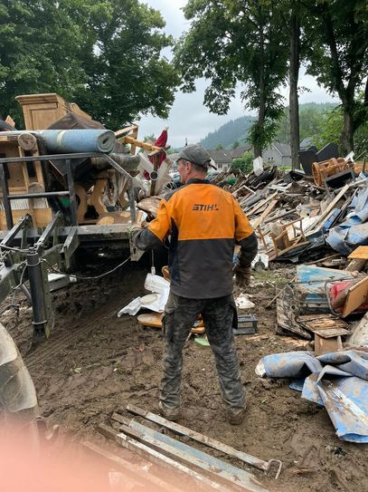 Mitarbeiter des Medienhauses Weiss packen mit an und helfen ihren notleidenden Kollegen. Die Unternehmerfamilie unterstützt finanziell.