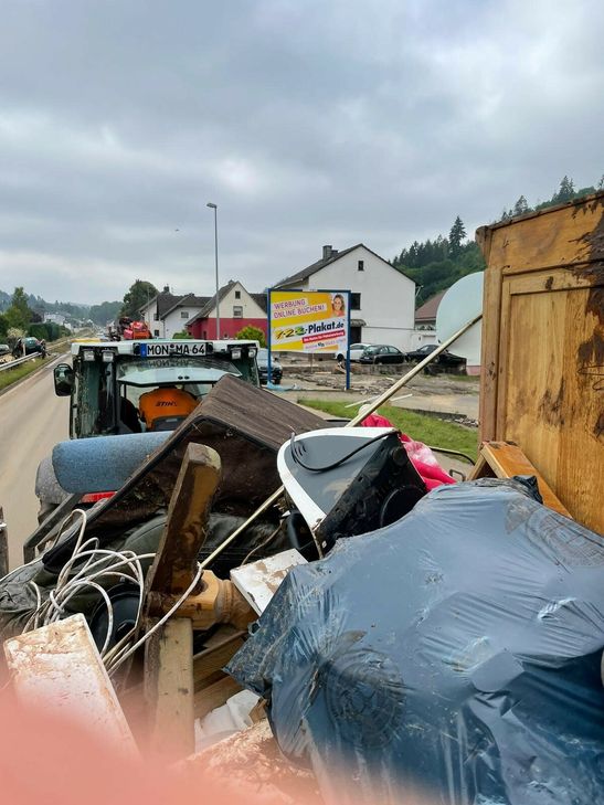 Mitarbeiter des Medienhauses Weiss packen mit an und helfen ihren notleidenden Kollegen. Die Unternehmerfamilie unterstützt finanziell.