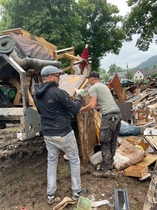 Mitarbeiter des Medienhauses Weiss packen mit an und helfen ihren notleidenden Kollegen. Die Unternehmerfamilie unterstützt finanziell.