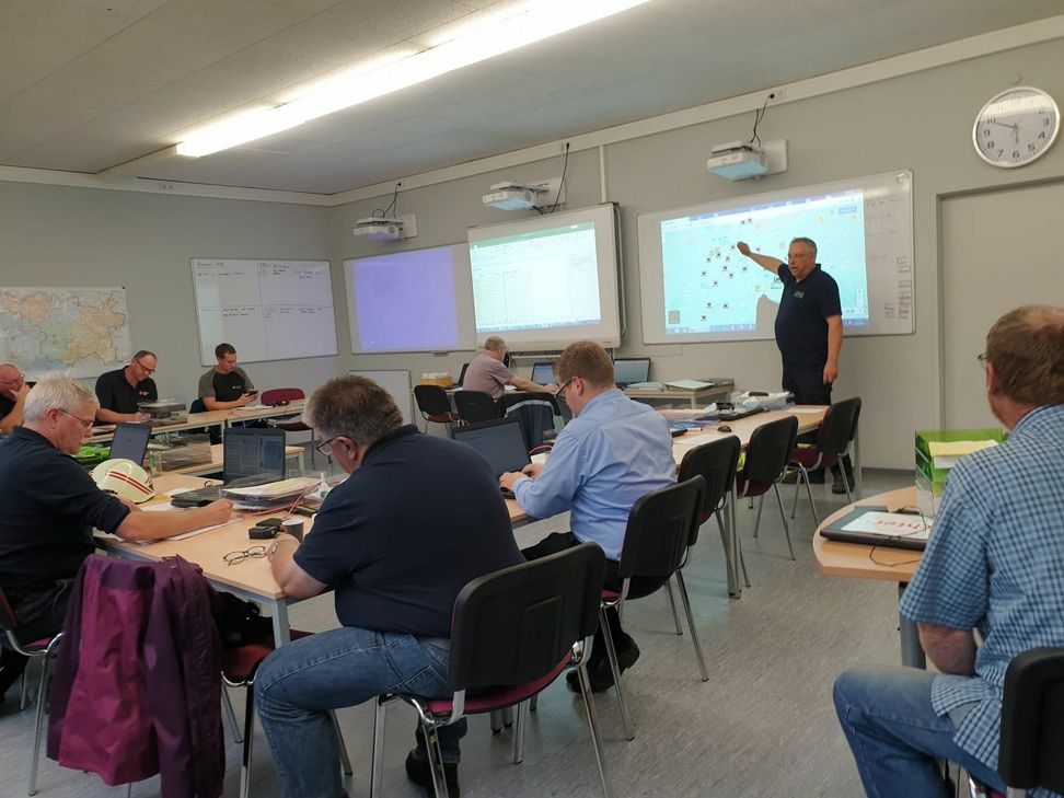 Der Brand- und Katastropheninspekteur (BKI) Harald Schmitz erläuterte am späten Nachmittag des 14. Juli am Whiteboard in der Technischen Einsatzleitung (TEL) die aktuelle Lage. Foto: Meike Welling/Kreisverwaltung Vulkaneifel