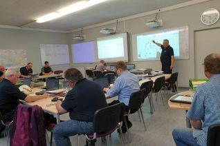 Der Brand- und Katastropheninspekteur (BKI) Harald Schmitz erläuterte am späten Nachmittag des 14. Juli am Whiteboard in der Technischen Einsatzleitung (TEL) die aktuelle Lage. Foto: Meike Welling/Kreisverwaltung Vulkaneifel