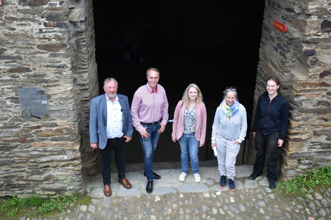 V.l.: Harald Mebus (Tourist-Info), Bürgermeister Falko Hönisch und Kulturmanagerin Sarah Piller freuen sich auf die Klangwelten von Violetta Richard und Nathalia Grotenhuis im Kellergewölbe. (Foto/Video: Andreas Bender)