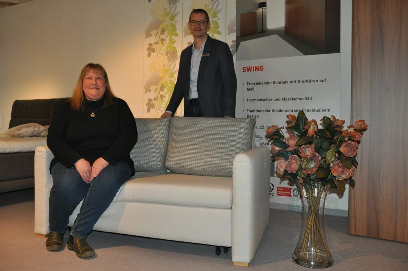 Beate Monschauer durfte im "Einrichtungshaus Reuter" in Kaisersesch schon einmal auf dem Schlafsofa "Reposa" Probesitzen. Die Maifelderin ist die Gewinnerin des Hauptpreises des digitalen WochenSpiegel-Adventskalenders.