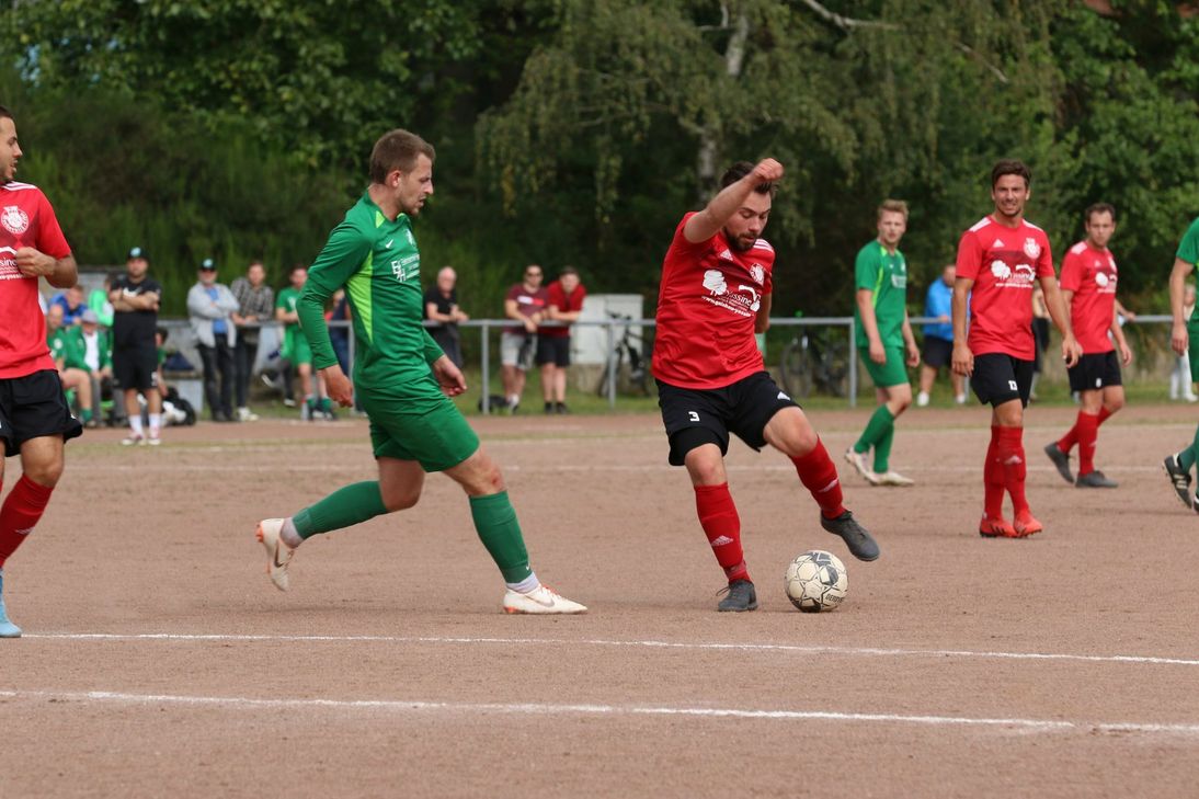 Der TuS Mechernich, hier mit Niklas Bank im roten Trikot am Ball im Spiel gegen Sötenich, will dem SV Nierfeld helfen. Foto: Privat