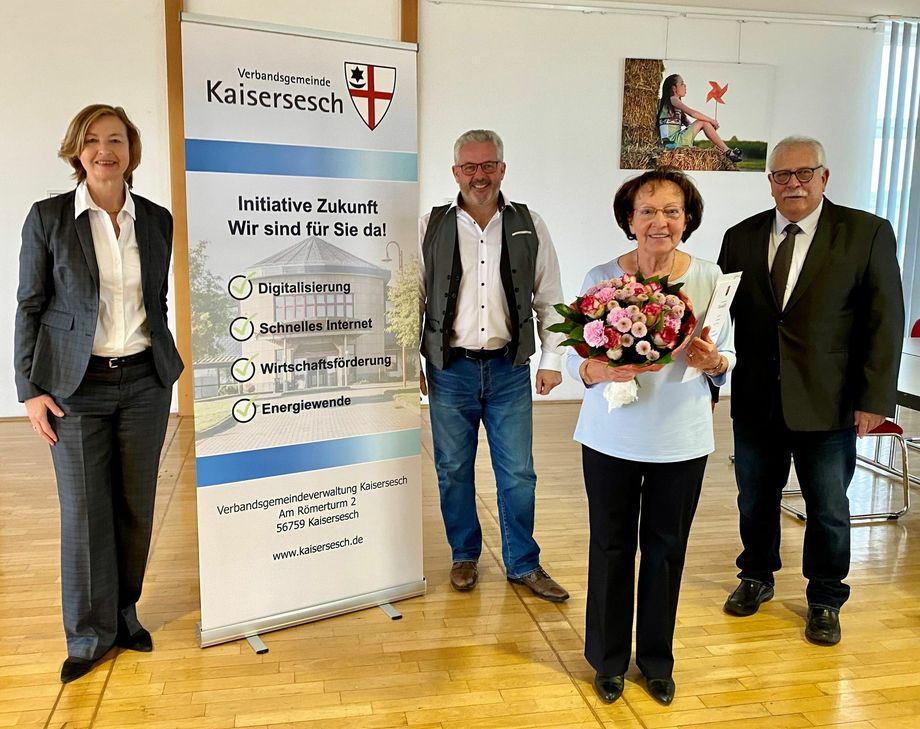 Gertrud Lorberger gratulierten der Kaisersescher VG-Bürgermeister Albert Jung (2. von links), die Cochemer Amtsgerichsdirektorin Doris Linden (links) und Schiedsmann Arne Dybionka (rechts) in seiner Funktion als stellvertretender Vorsitzender der Bezirksvereinigung Koblenz im BDS - Bund Deutscher Schiedsmänner und Schiedsfrauen.