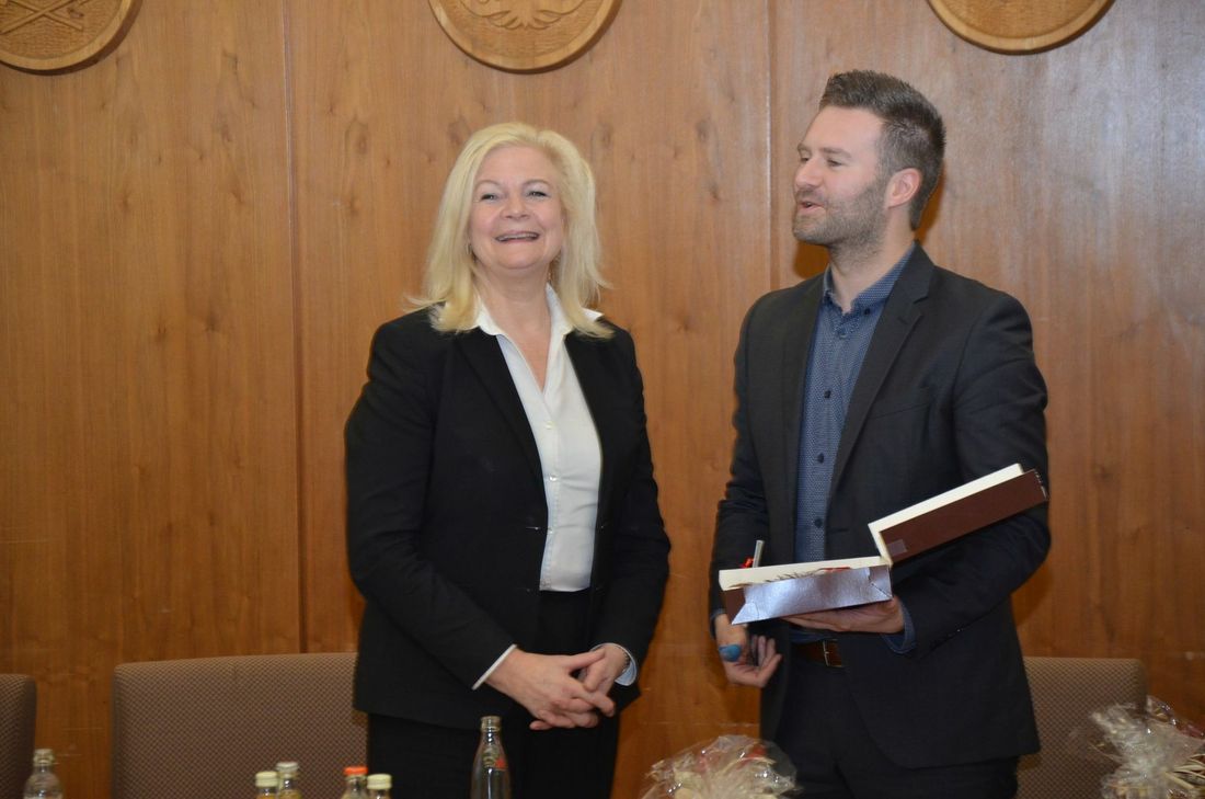 Spitzen aus Politik und Verwaltung der Gemeinde Bütgenbach und der Stadt Monschau kamen zum Arbeitsgespräch und Freundschaftstreffen in der Altstadt zusammen. Sein erstes Gastspiel in diesem Rahmen in Monschau nutzte der neue Bütgenbacher Bürgermeister Daniel Franzen, um seine Amtskollegin Margareta Ritter zu beschenken. Foto: T. Förster