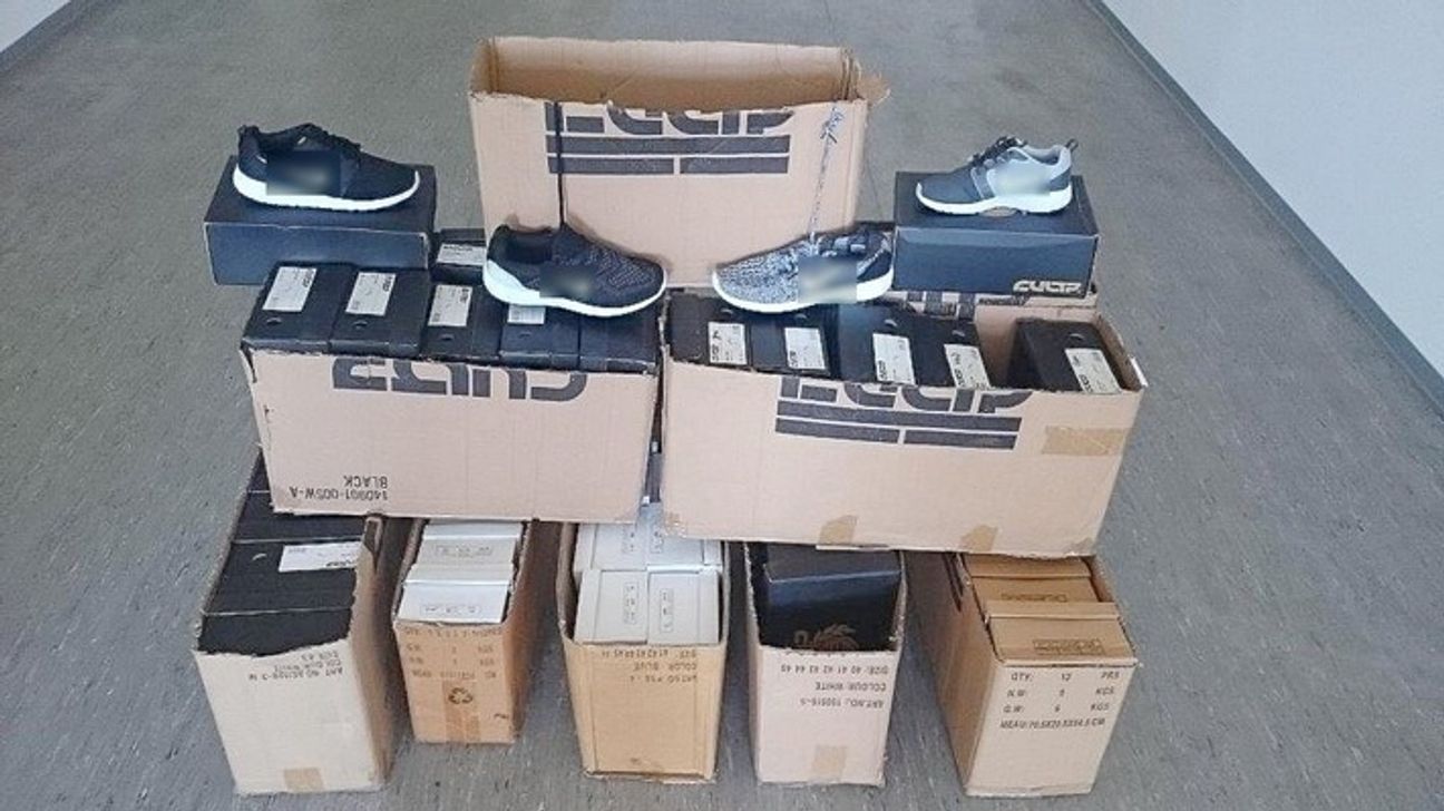Durch die Bundespolizei sichergestellte Sportschuhplagiate. Foto: Polizei