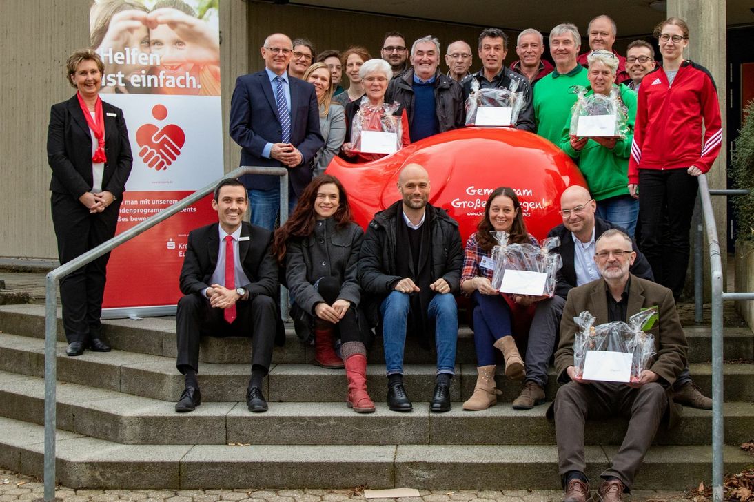Glückliche Gesichter bei der „GiroCents“-Ausschüttung: Das Kundenspendenprogramm der Kreissparkasse Euskirchen sorgt nicht nur für einen kräftigen Zuschuss in die Vereinskassen, sondern rückt die Arbeit der ehrenamtlich Tätigen auch in den Fokus der Öffentlichkeit. Bild: Tameer Gunnar Eden/Eifeler Presse Agentur/epa