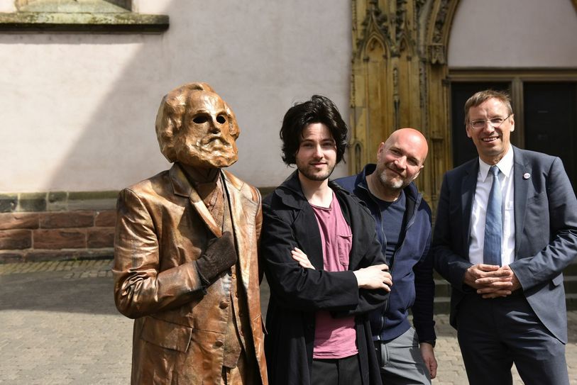 In "Marx! Love! Revolution!" von Johannes Kram (r.) streitet sich der 17-jährige Karl Marx, gespielt von Tobias Schwieger, mit seinem Alter Ego über seine Rolle für die Stadt Trier und die Welt Foto: Schumitz/ttm