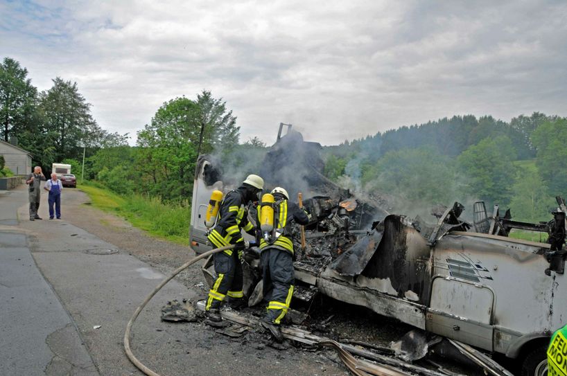 Ein Wohnmobil war in Monschau völlig ausgebrannt. Die Freiwillige Feuerwehr war im Einsatz. Foto: Stefan Müllejans