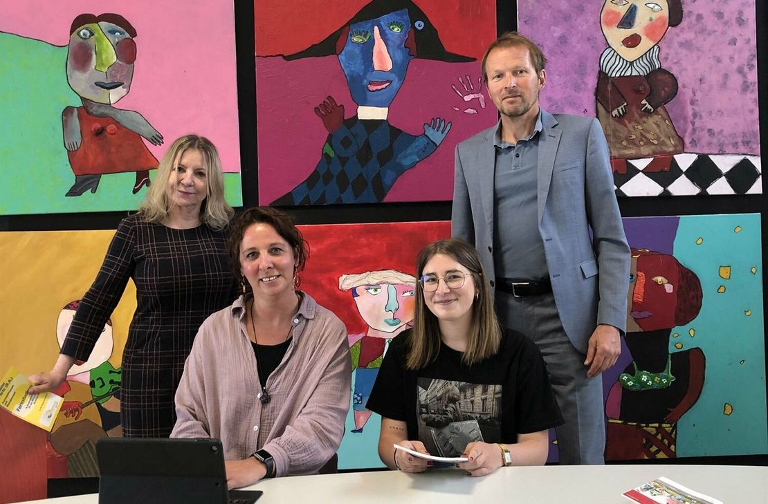 Ingrid Wagner, Schulleiterin am Berufskolleg Simmerath/Stolberg, Auszubildende Veronika Burchartz-Betke, Auszubildende Luisa Koonen sowie Schuldezernent Markus Terodde werben für die Erzieherausbildung am Standort in Simmerath.